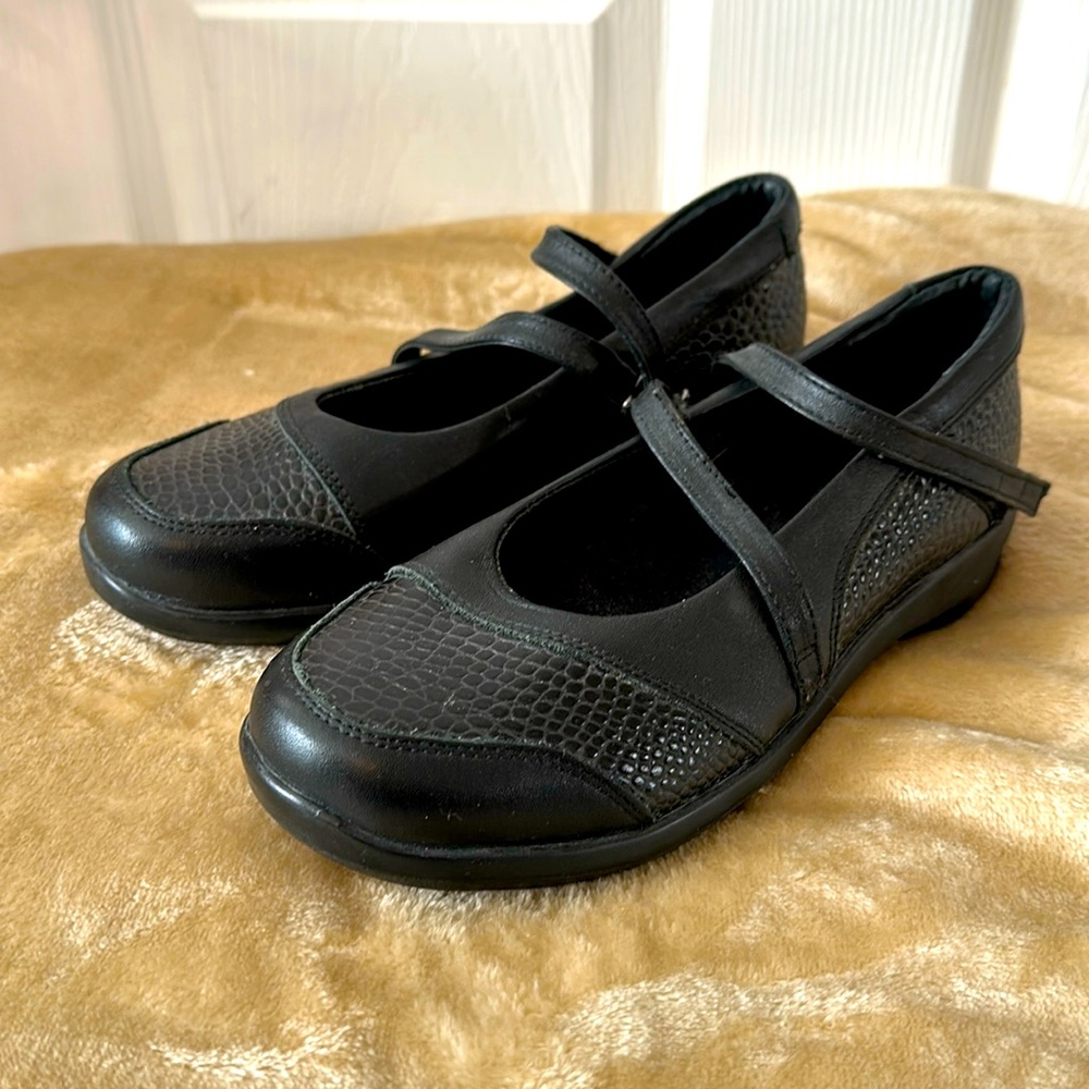 Munro Kellie Black Suede Mary Jane Style Shoe Vintage SZ 6.5 (wide)